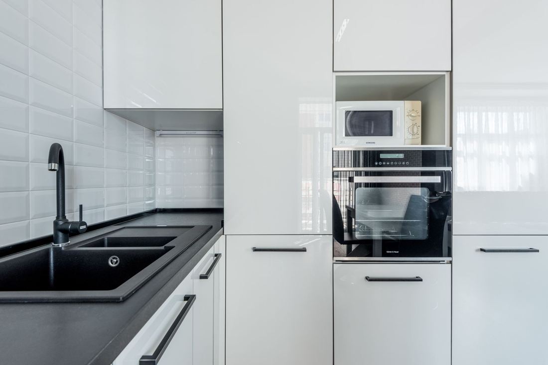 Microondas empotrado en una cocina blanca